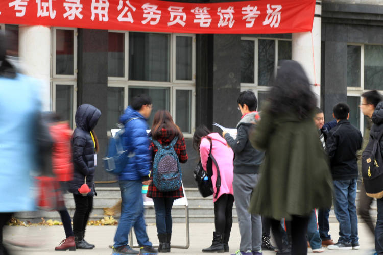 被加班压垮的中国年轻人，正在挤进体制内
