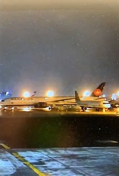 视频曝光：多伦多机场加航波音777踫撞空客(动图)