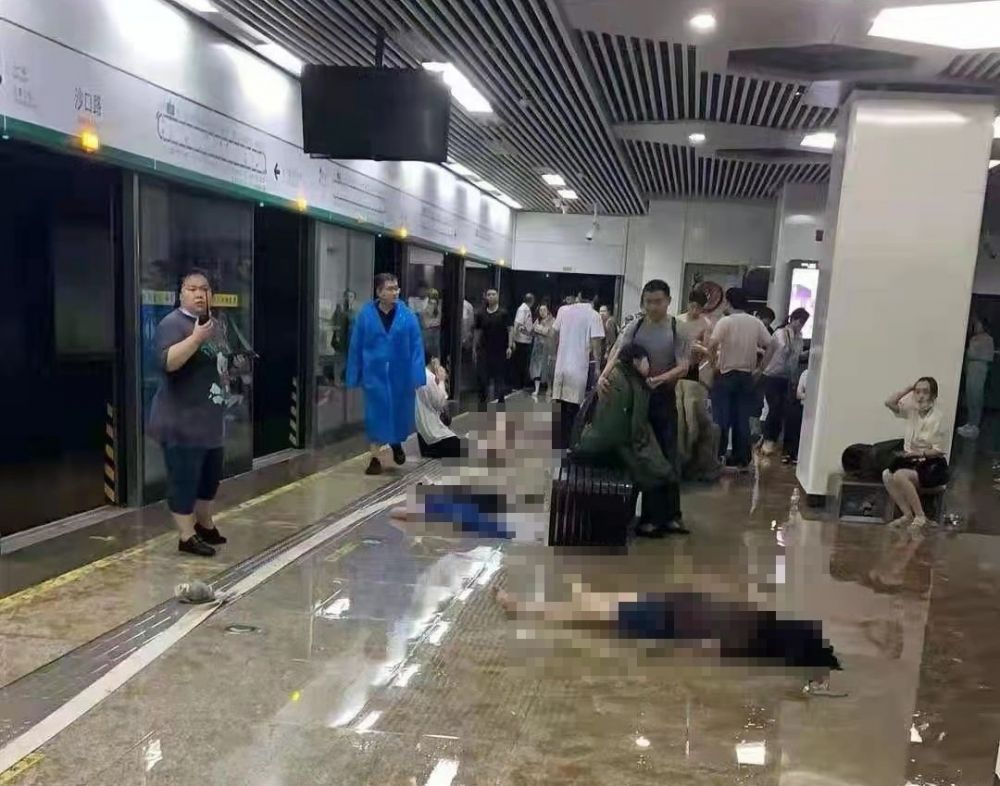 郑州暴雨惨况不断：地面塌陷、尸体漂浮…画面揪心