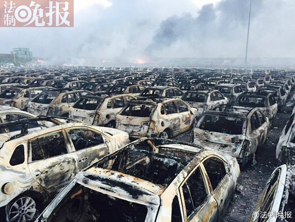 天津港雷诺汽车仓储场的汽车被烧毁