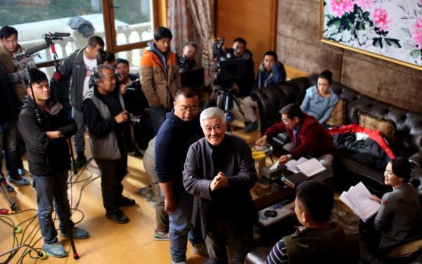 2014年，10月28日，辽宁省铁岭。赵本山在《乡村爱情故事》拍摄现场给演员讲述剧本。