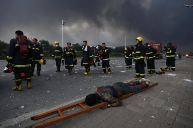 天津消防员被炸惨死 队友一边救火一边哭