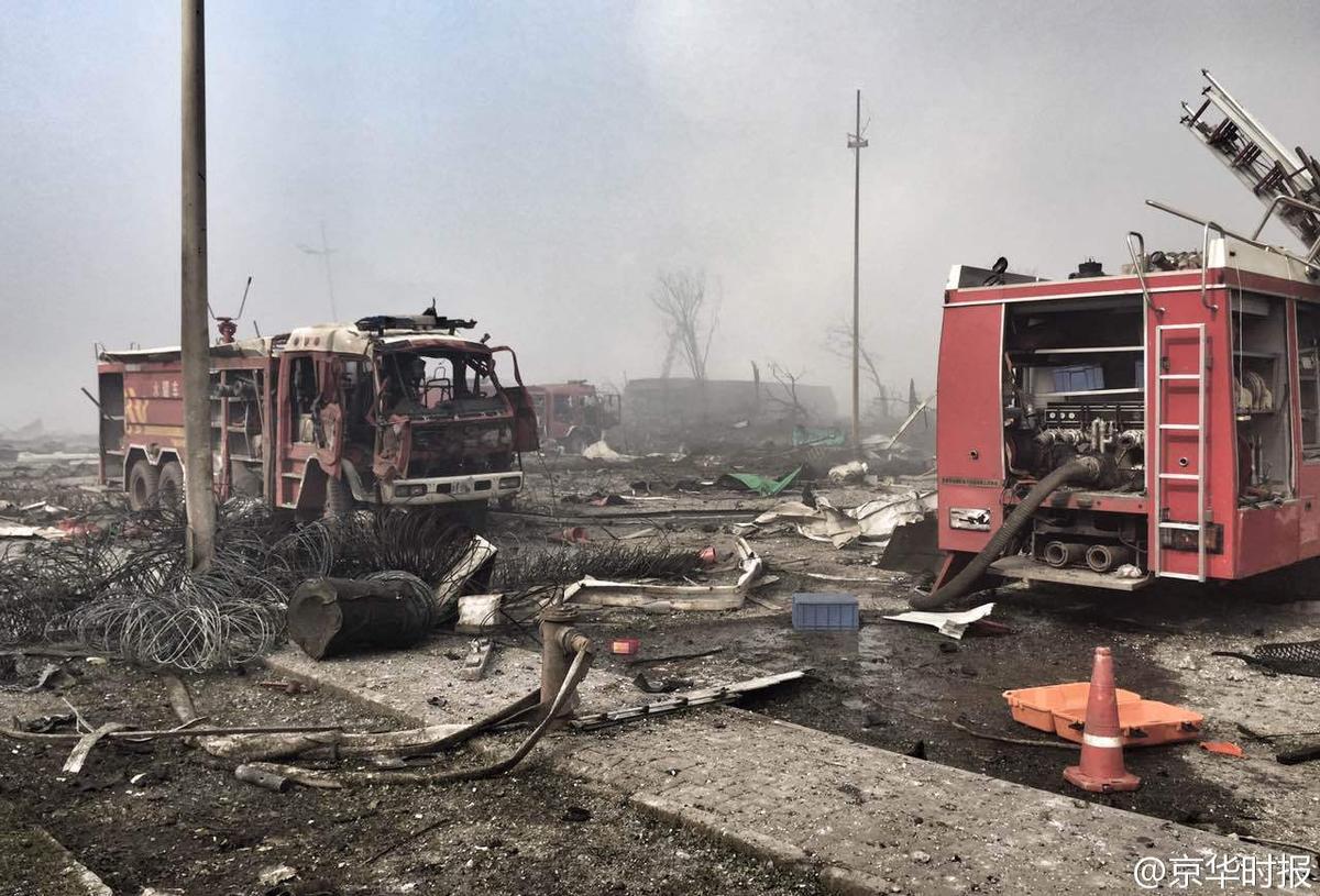 天津爆炸区同一地点5辆消防车被炸毁 装备散落