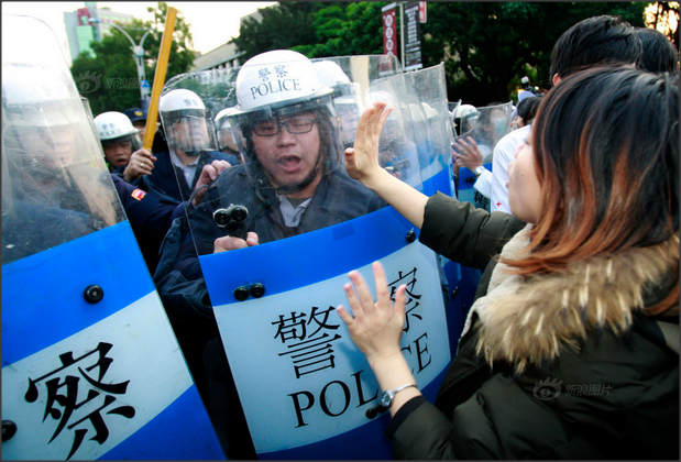 3月24日，警方驱离抗议的学生。