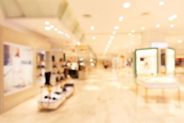 中国版Zara陨落史：拉夏贝尔半年亏5亿，关了2400家店