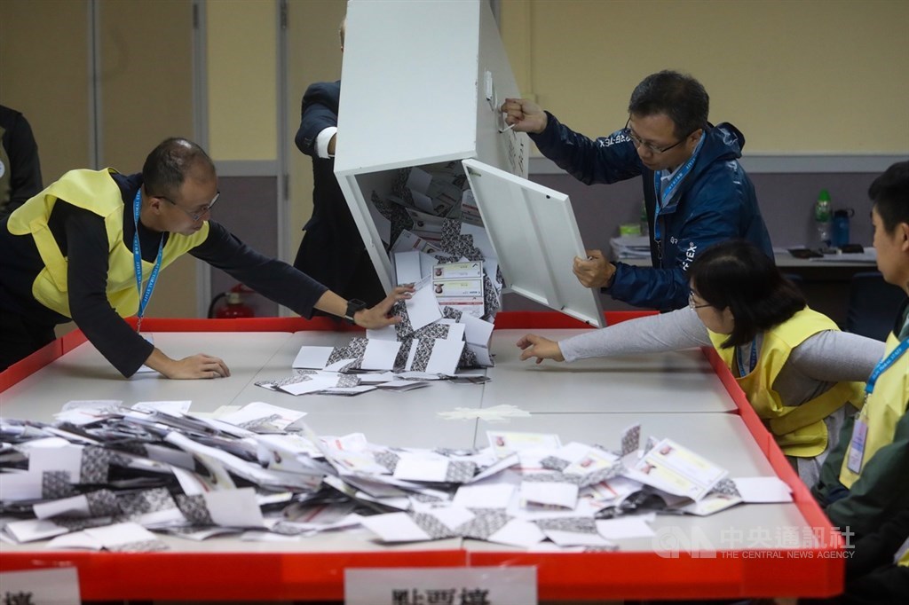 香港近日抗爭情勢逐漸趨緩，24日區議會選舉如期舉行，晚間10時30分結束投票後進行點票作業，灣仔一家投票站工作人員將選票倒入點票檯上。中央社記者吳家昇攝 108年11月25日