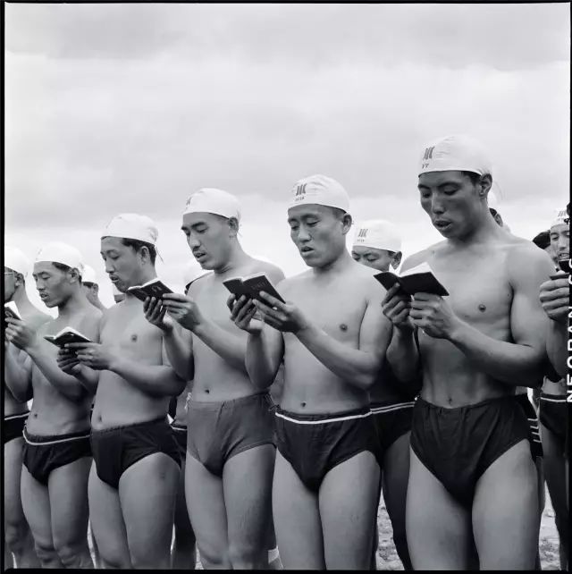 李振盛拍摄几个士兵穿泳裤念毛语录的照片。（取自网路）