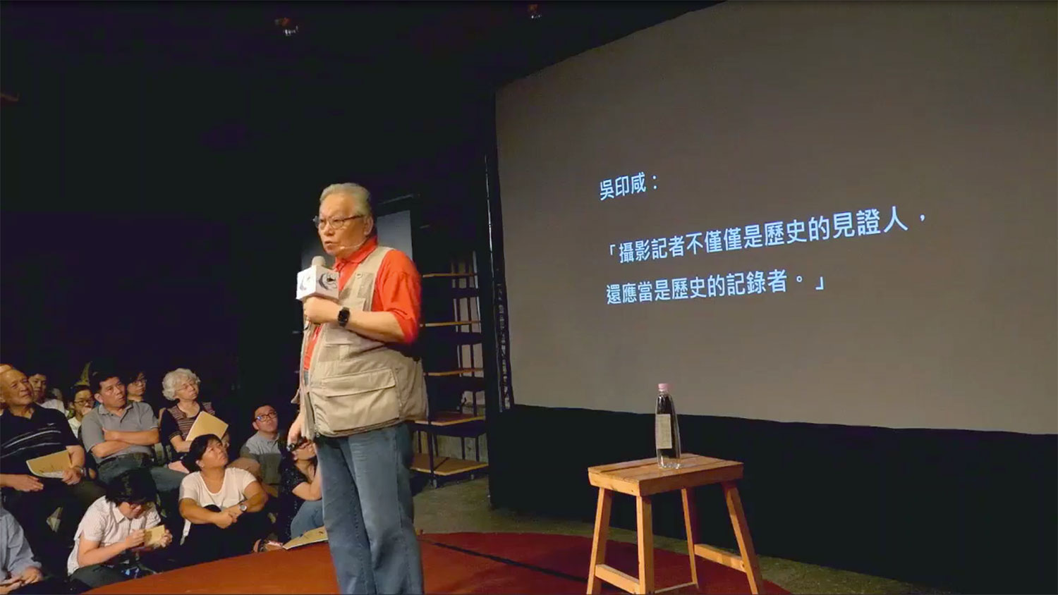 李振去年六月在龍應台基會主辦的座談分享他的文革照片。（龍應台文化基金會視頻截圖）