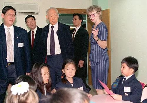 1996年9月11日，新加坡内阁资政李光耀在中国新加坡苏州工业园国际学校参观。