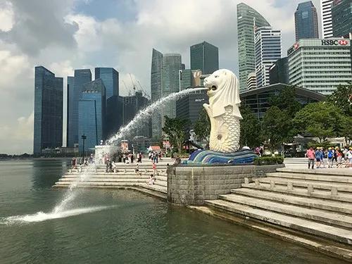 新加坡地标性建筑——圣淘沙鱼尾狮。
