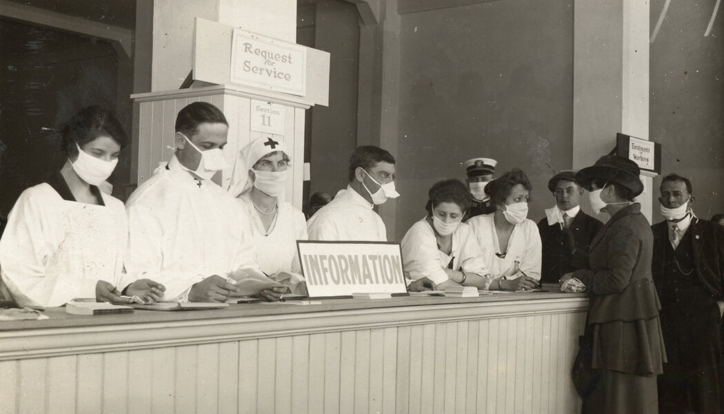 一处工作人员戴着口罩的服务台，1918年摄于旧金山。