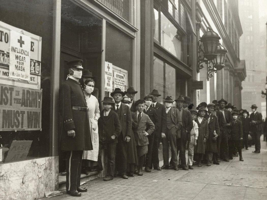 等待口罩的民众，1918年摄于旧金山。
