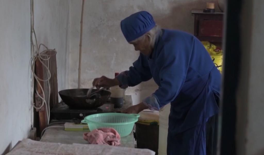 贵州104岁老人有103个儿孙！每天还能自己做饭