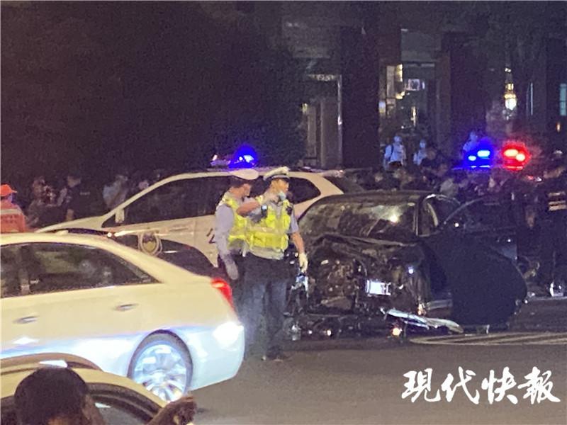 南京一男子驾车撞人并持刀捅人致7人受伤