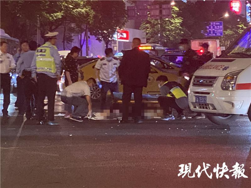 南京一男子驾车撞人并持刀捅人致7人受伤