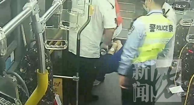 上海阿姨公交车上救下一条命，网友：思路清晰