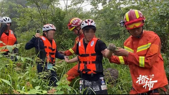 65名大学生爬山被困 搜救队：该路线驴友自己开发