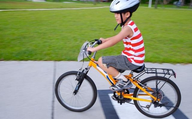 带4岁儿子骑行1100多公里，这位奶爸的教育方式引热议