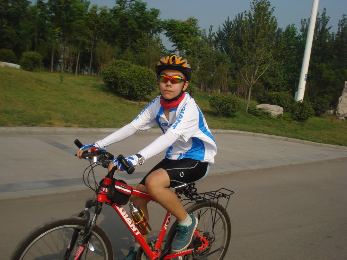 带4岁儿子骑行1100多公里，这位奶爸的教育方式引热议