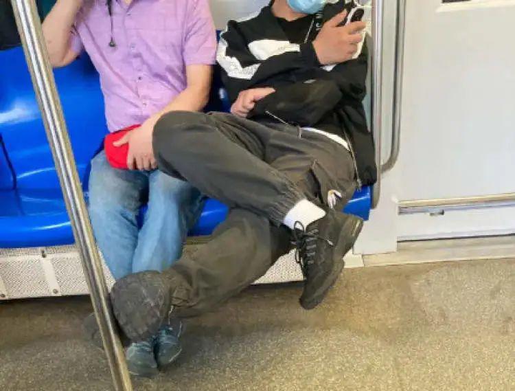 地铁还管坐姿，不能跷“二郎腿”了？