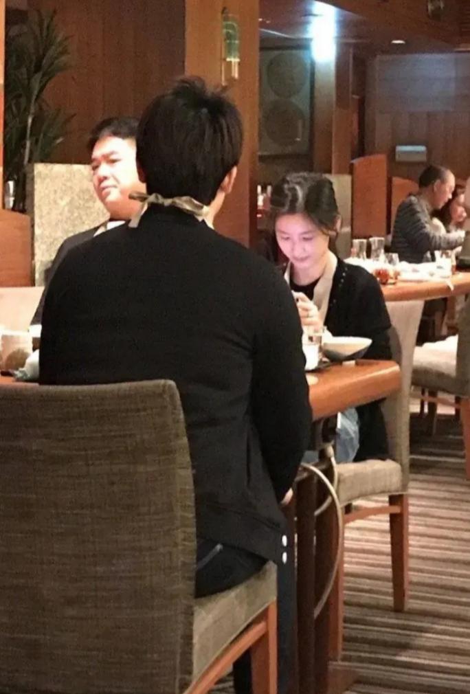 刘强东夫妇与友人聚餐被偶遇，一餐消费2万块