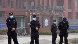 當世衛組織新冠病毒源頭調查組視察武漢的中國科學院病毒研究所期間，中國保安人員在研究所外站崗。 （2021年2月3日）