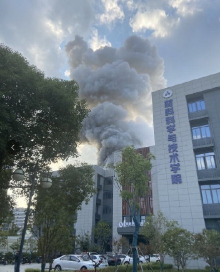 南京航空航天大学实验室爆燃 目击者：听到巨响 救护车来回多趟