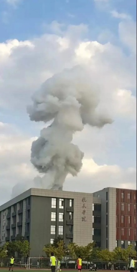 南京航空航天大学实验室爆燃 目击者：听到巨响 救护车来回多趟