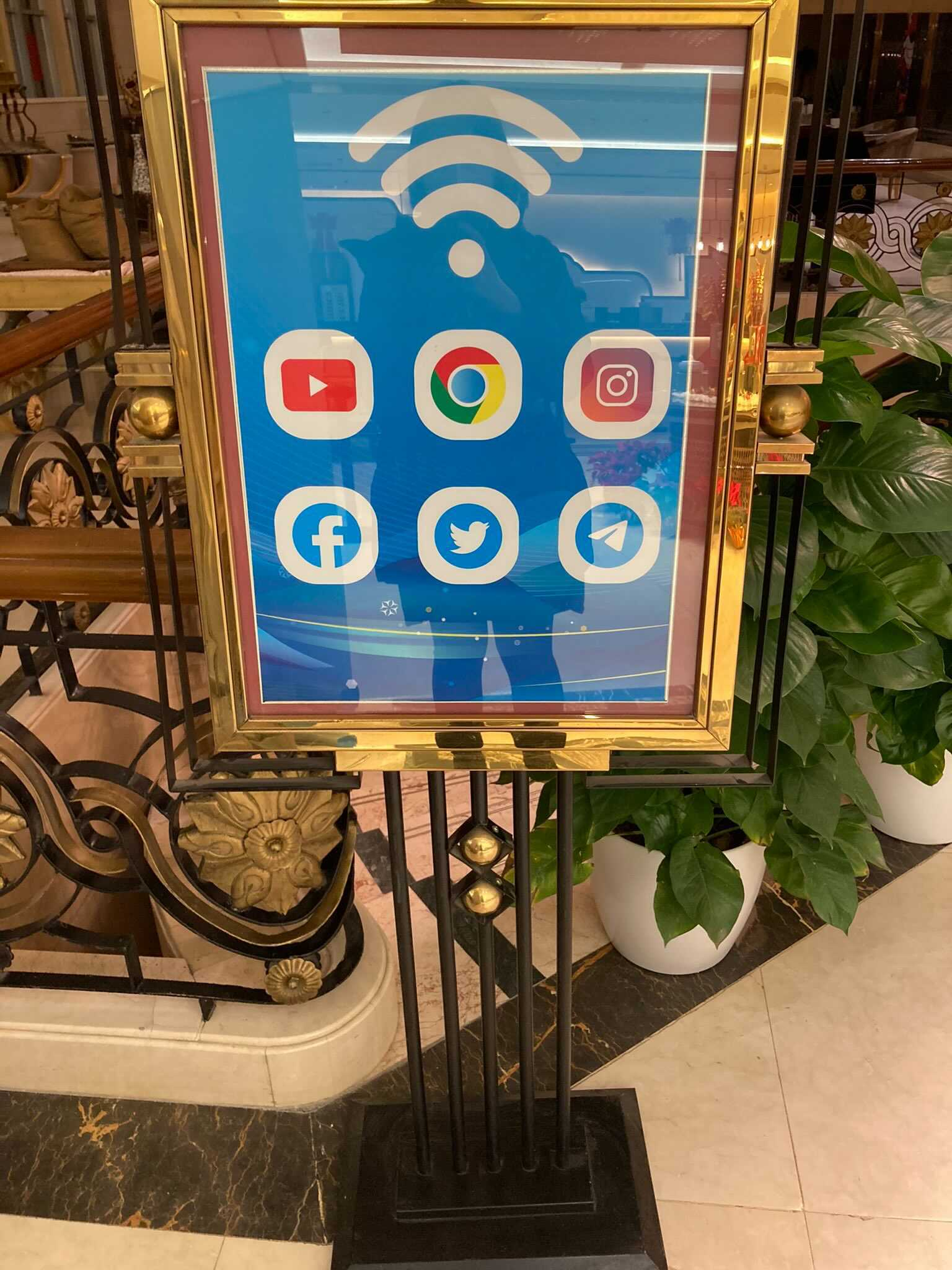 北京冬奥接待大堂Wifi标志下惊见6个“图标” – 中国小粉红说是黄色网站