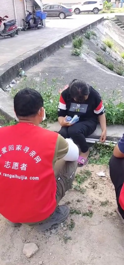 女子逃婚4年父亲悬赏10万寻女 在广东坟场找到人