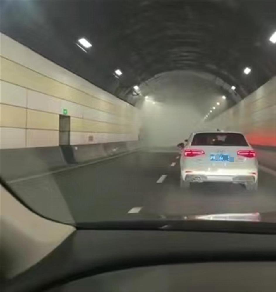 上海人民路隧道被撞现场喷水，警方：无人受伤