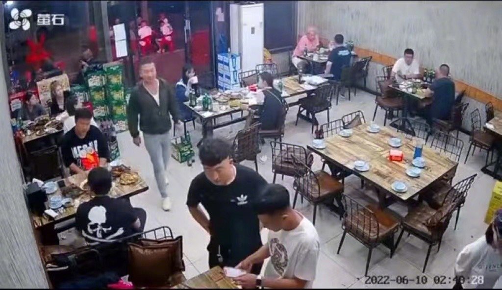 在唐山打人案的监控录像中，绿衣男子先骚扰、殴打在用餐的女性。根据唐山、廊坊警方通报，该男子为陈继志。 （网络截图/图）