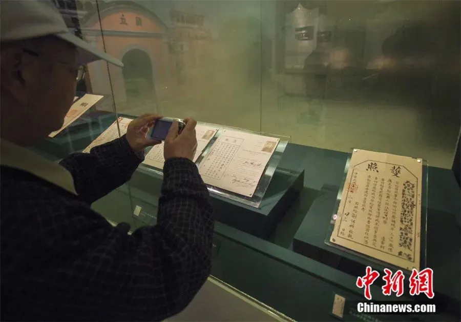 北京首都博物馆展出的“护行天下—华侨护照展”。中新社记者 贾天勇 摄