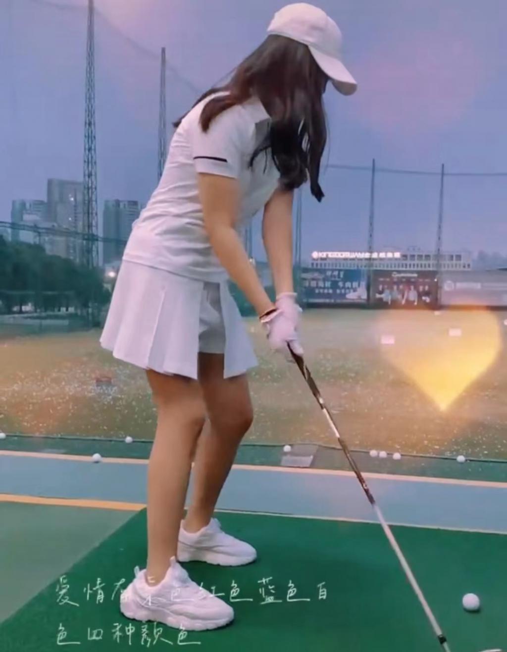 王诗龄穿超短裙打高尔夫，动作熟练气质优雅