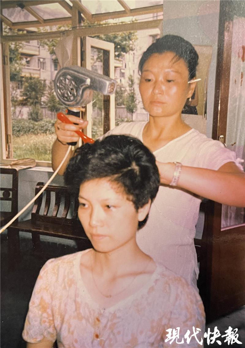 当了半个世纪理发师，她成为时代“发型图鉴”