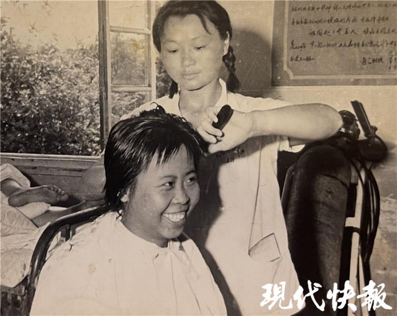 当了半个世纪理发师，她成为时代“发型图鉴”