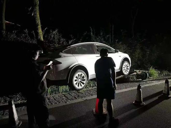 杭州一酒驾司机称特斯拉自动驾驶撞了路杆 特斯拉回应