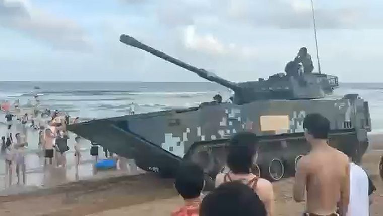 戏要做足！解放军把坦克开上厦门沙滩 ；网友：和游客做游戏