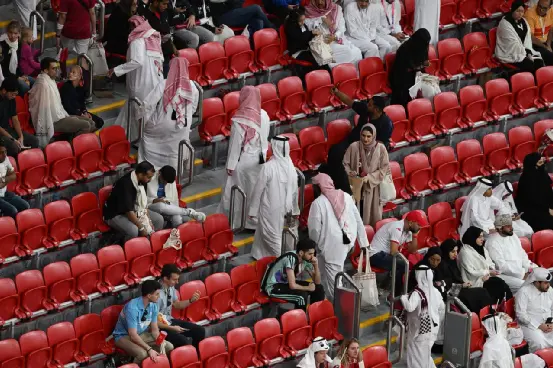 在21日世界杯揭幕战中大批提前离场的卡塔尔球迷