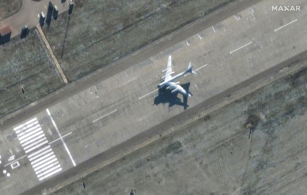 图为美国马萨尔科技（Maxar Technologies）3日拍到的俄罗斯恩格斯-2（Engels-2）空军基地卫星画面，1架轰炸机准备起飞。（图／路透社、马萨尔科技提供）