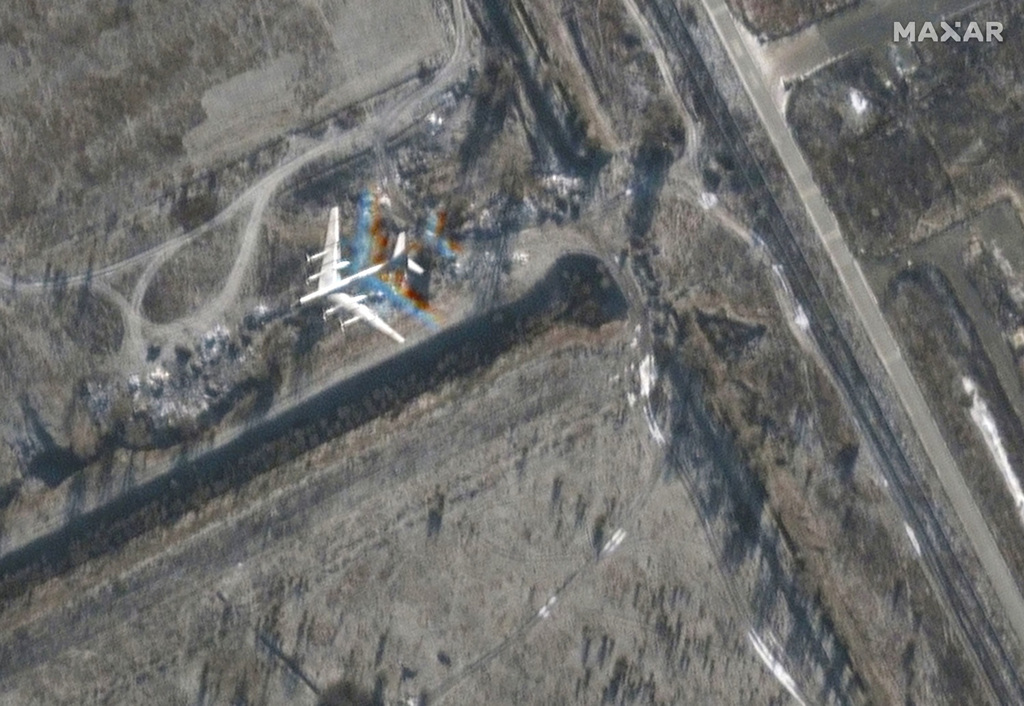 图为美国马萨尔科技（Maxar Technologies）3日拍到的俄罗斯恩格斯-2（Engels-2）空军基地卫星画面，1架轰炸机正在基地上空飞行。（图／路透社、马萨尔科技提供）