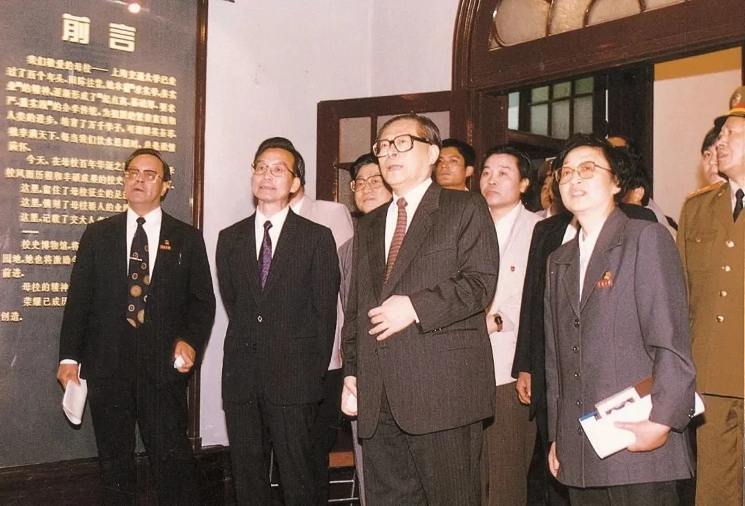 1996年4月29日，江泽民参观交大校史博物馆