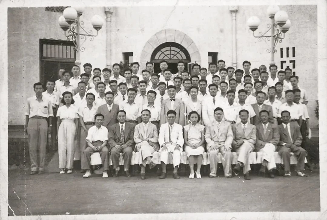 1947年7月2日，交通大学1947届电机工程系部分师生合影
