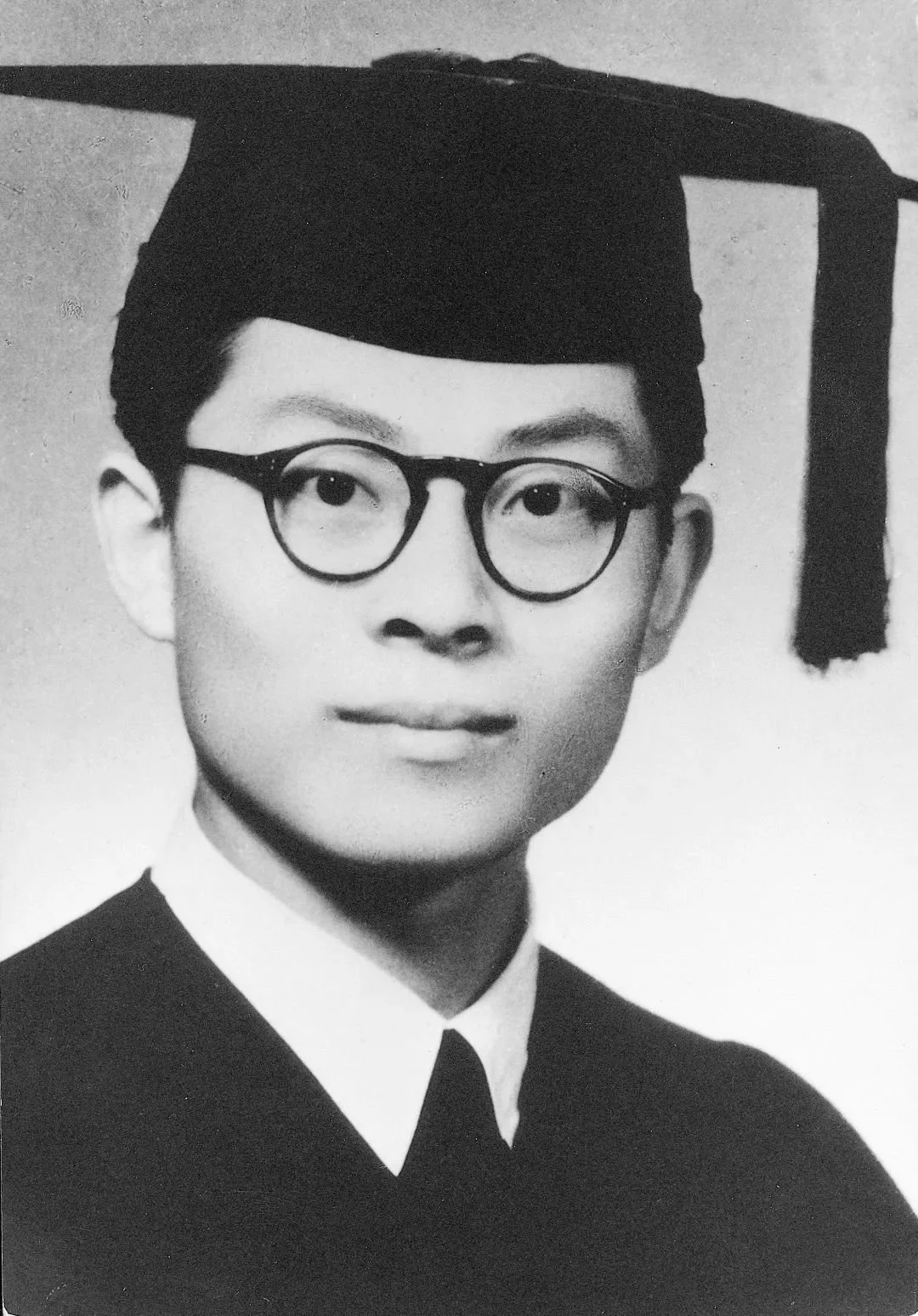 1947年7月，江泽民在交通大学的毕业照