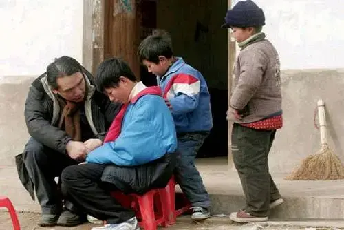 哈佛天才放弃百万年薪，到中国农村，给30000个孩子当爸