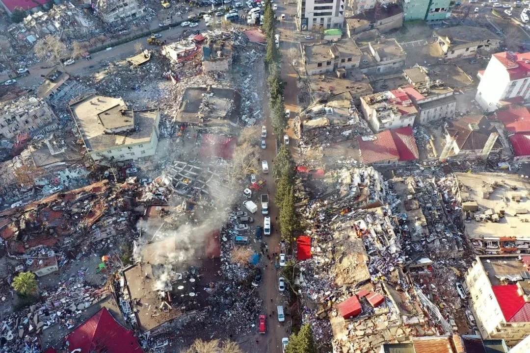 当地时间2月7日，土耳其哈塔伊，鸟瞰地震后倒塌的建筑物。图源：视觉中国