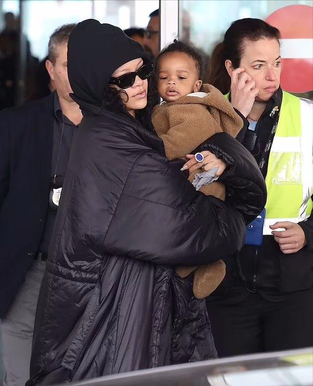 蕾哈娜抱着大儿子去米兰时装周!挺二胎还抱娃
