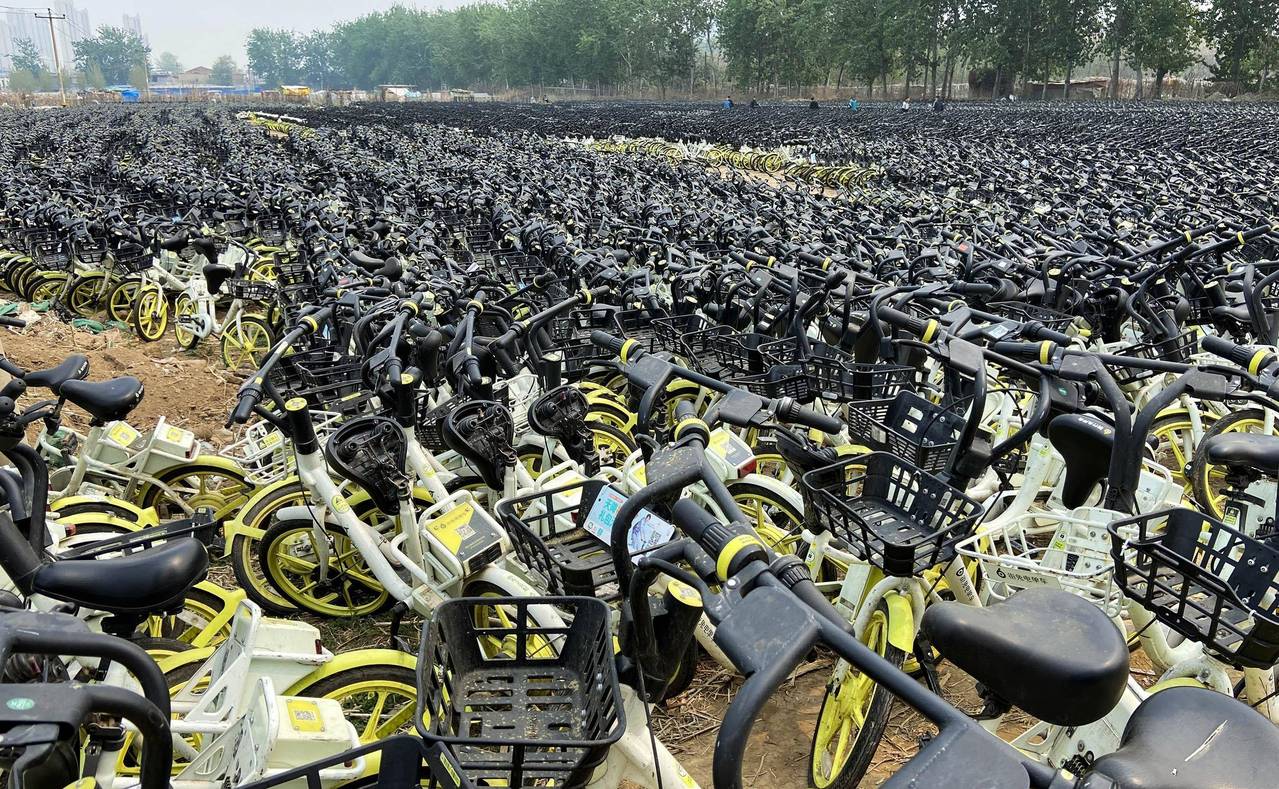 河北惊现“共享单车坟场” 10万单车都很新 网惊呼震撼