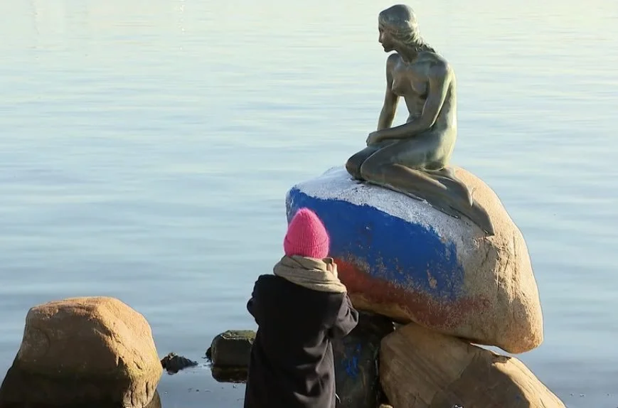 “小美人鱼”被涂俄罗斯国旗，丹麦警方展开调查