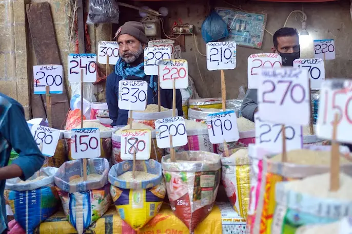 巴基斯坦的一家米店的小牌子上标着米价